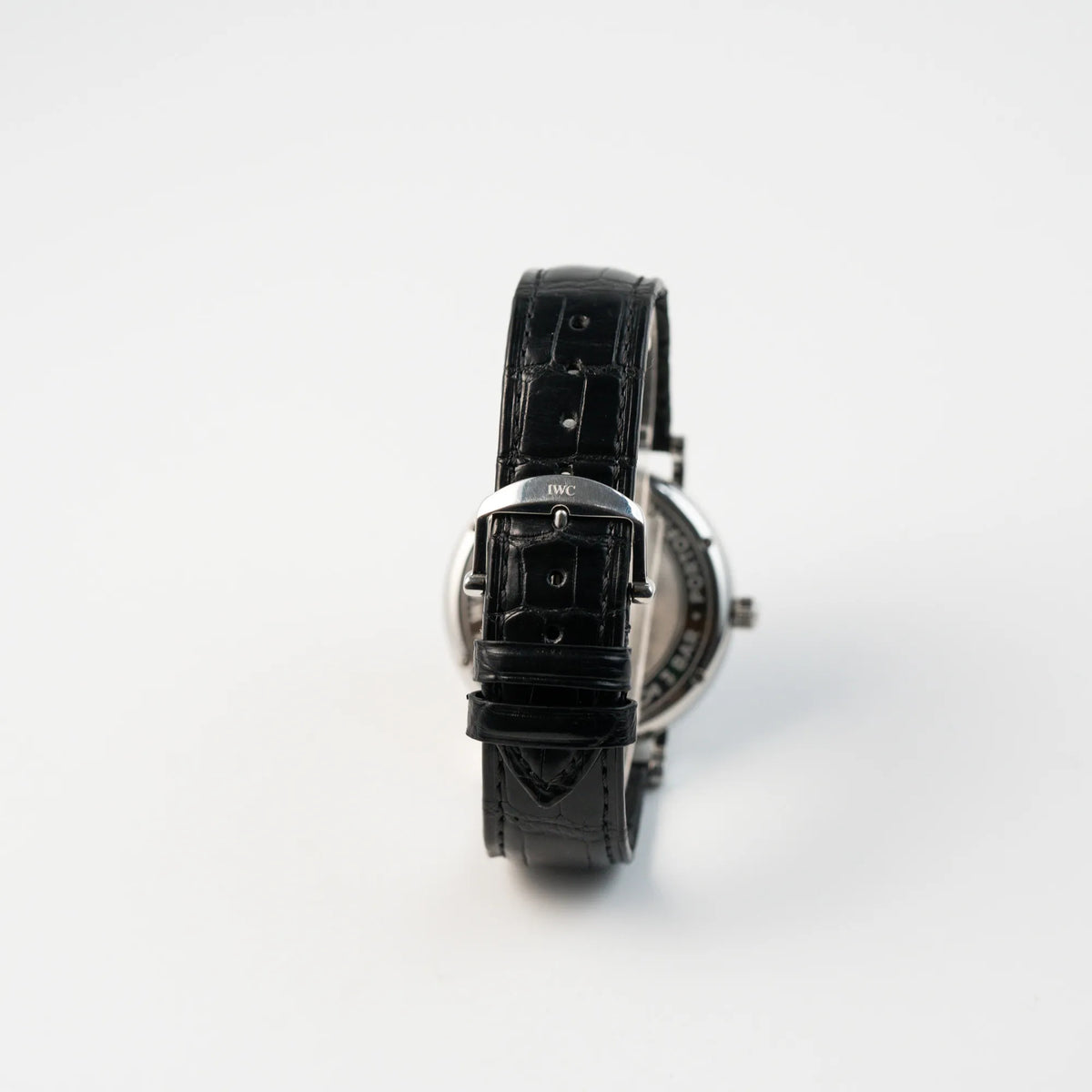 Blick auf das schwarze Lederband mit originaler IWC-Schliesse der IWC Portofino Automatik Mondphase mit blauem Zifferblatt