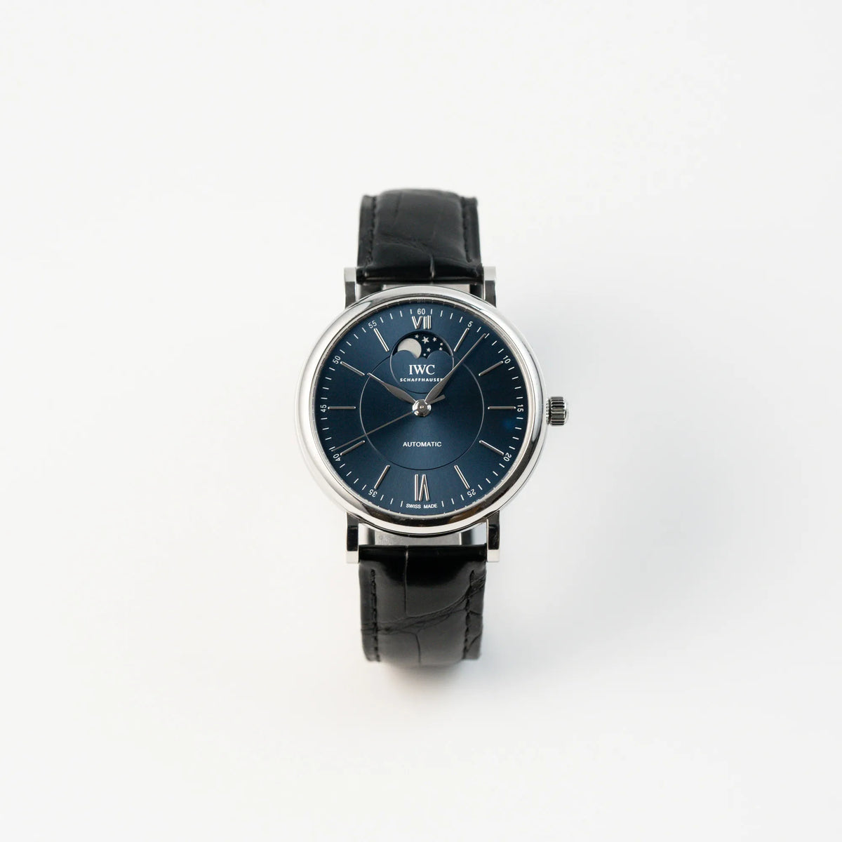 Frontale Ansicht der IWC Portofino Automatik Mondphase mit blauem Zifferblatt