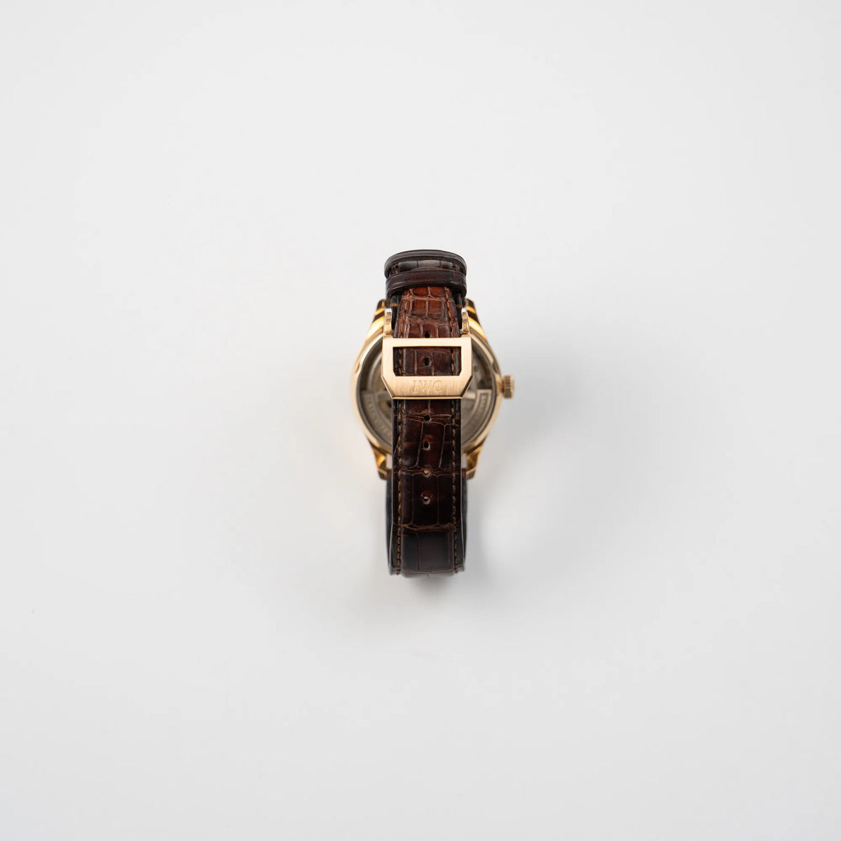 Blick auf die rosegoldene Schliesse des Portugieser Ewiger Kalender IW502213 von IWC in einem 42mm-Rosegold-Gehäuse am braunem IWC Lederband mit einem sanften weißem Zifferblatt