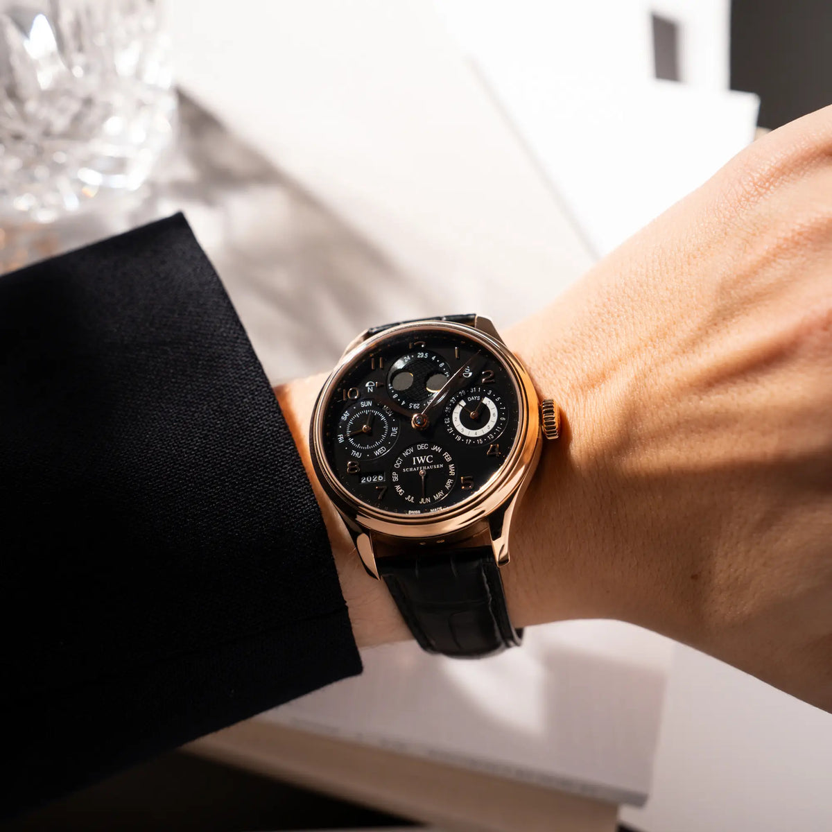Mann trägt den IWC Perpetual Calenders IW502122 in 44m Rosegold an seinem Handgelenk