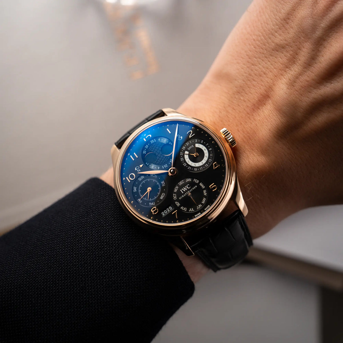Mann trägt den IWC Perpetual Calender IW502122 in 44m Rosegold an seinem Handgelenk
