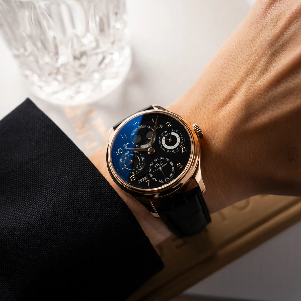 Wristshot mit dem IWC Perpetual Calender IW502122 in 44m Rosegold an Männerhandgelenk