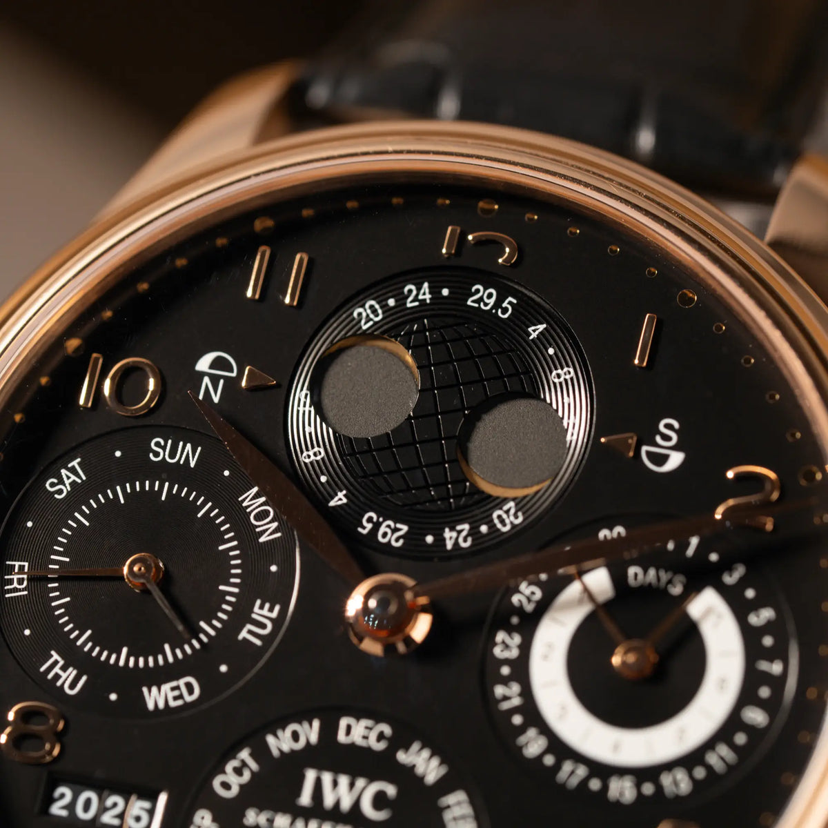 Makroaufname des Zifferblatt des IWC Perpetual Calenders IW502122 in 44m Rosegold mit Fokus auf der Mondphasenanzeige