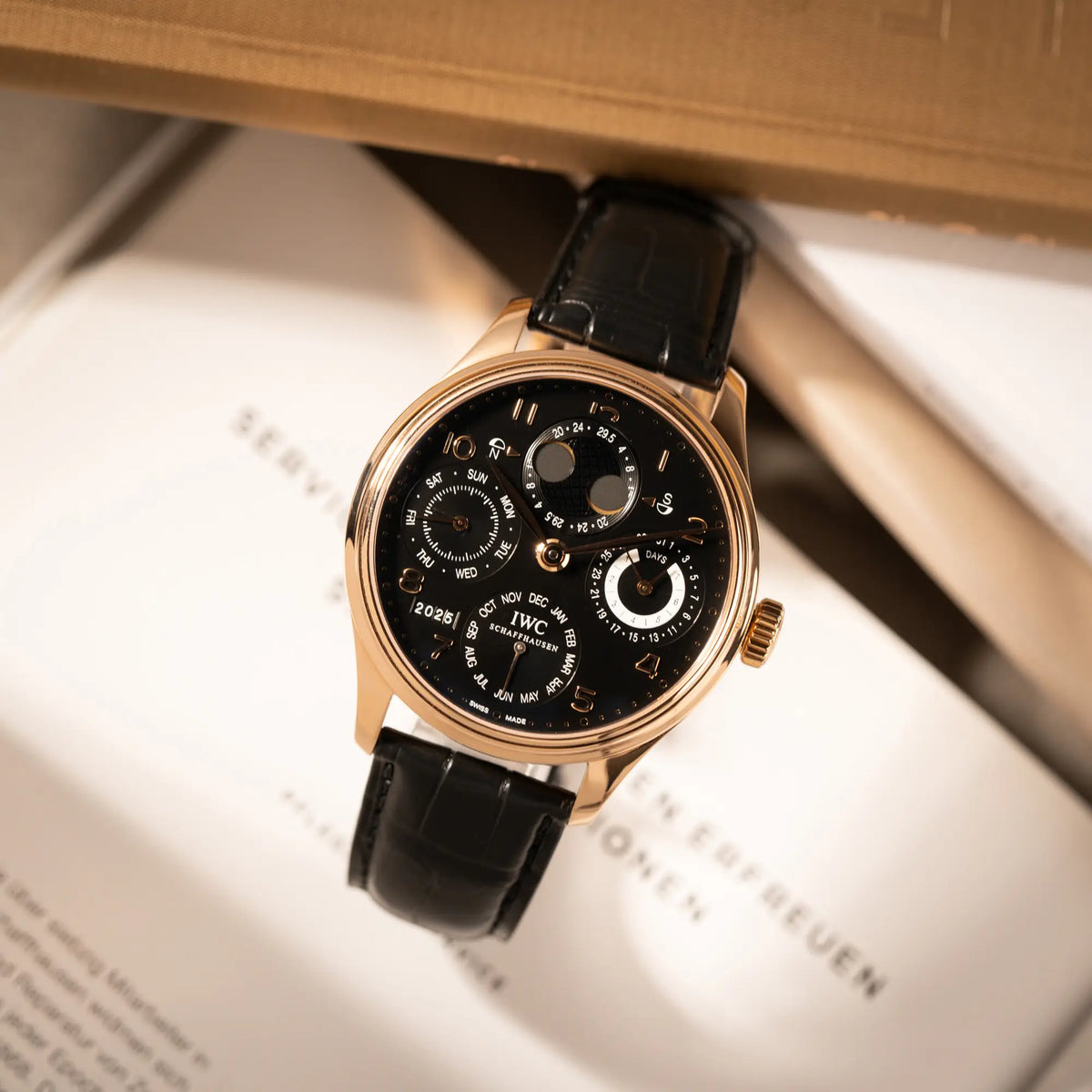 Draufsicht auf den IWC Perpetual Calender IW502122 in 44m Rosegold