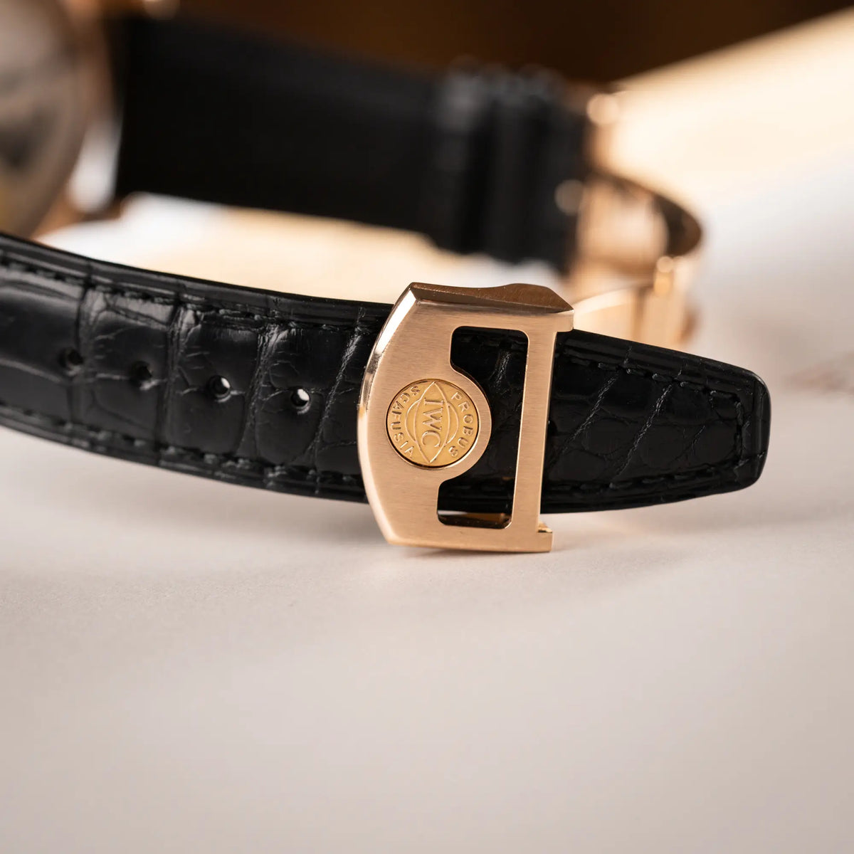 Detailaufnahme der Faltschliesse des IWC Perpetual Calenders IW502122 in 44m Rosegold