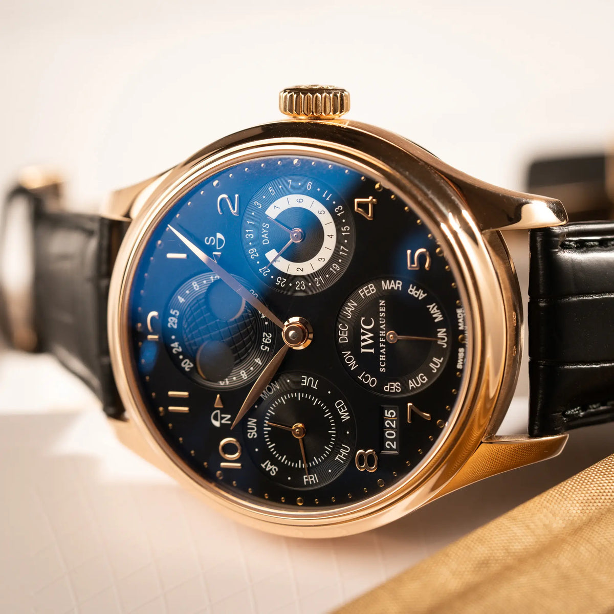 Detailaufnahme des IWC Perpetual Calenders IW502122 in 44m Rosegold