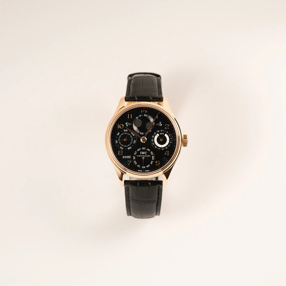 Frontale Ansicht des IWC Perpetual Calenders IW502122 in 44m Rosegold