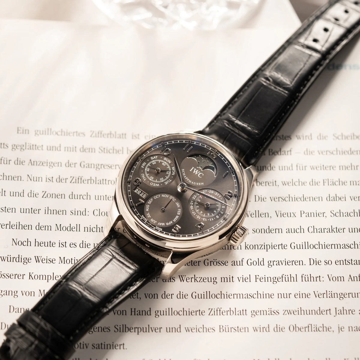 Produktfotografie als Titelbild für den IWC Portugieser Ewiger Kalender IW502307 mit 44m Weißgold-Gehäuse und anthrazit-farbenem Zifferblatt