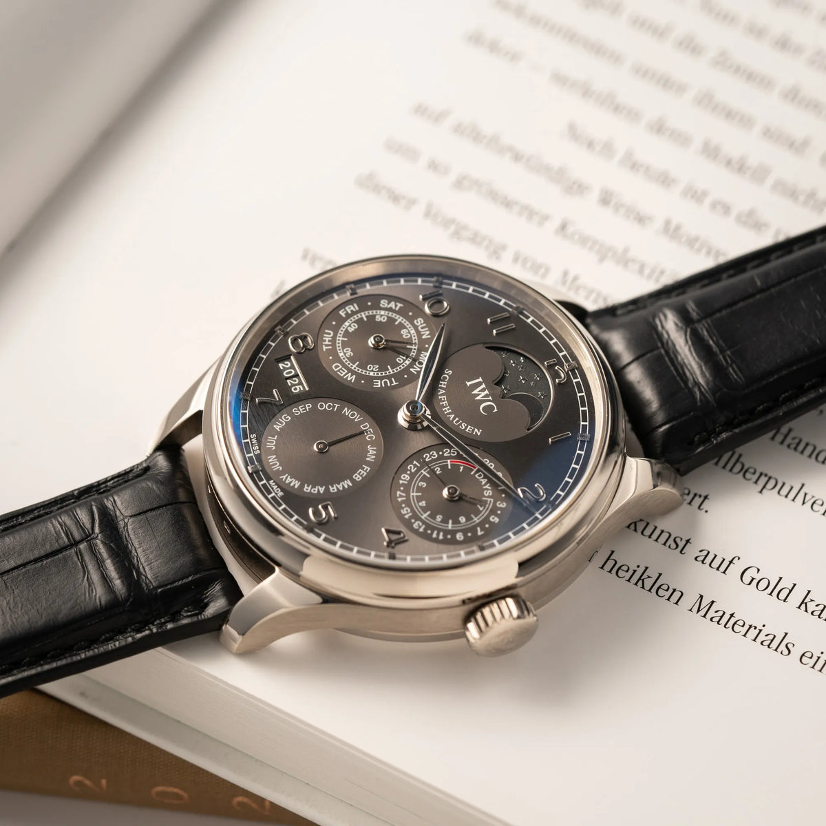 Produktfotografie der IWC Portugieser Ewiger Kalender IW502307 mit 44m Weißgold-Gehäuse und anthrazit-farbenem Zifferblatt