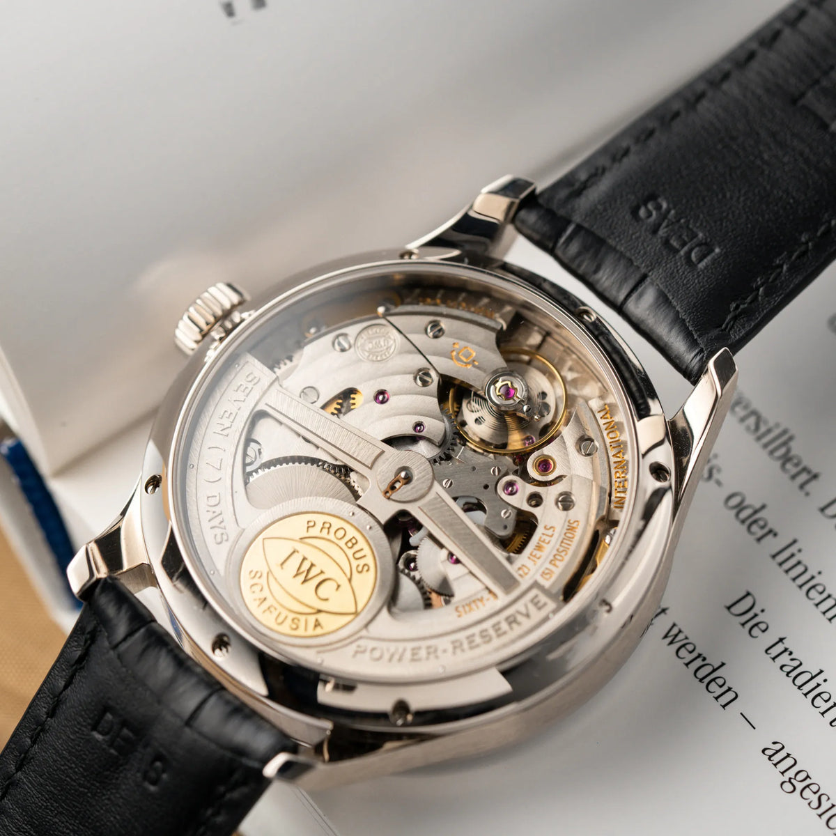Produktfotografie des IWC Portugieser Ewiger Kalender IW502307 mit 44m Weißgold-Gehäuse und anthrazit-farbenem Zifferblatt zeigt den Gehäuseboden aus Sichtglas