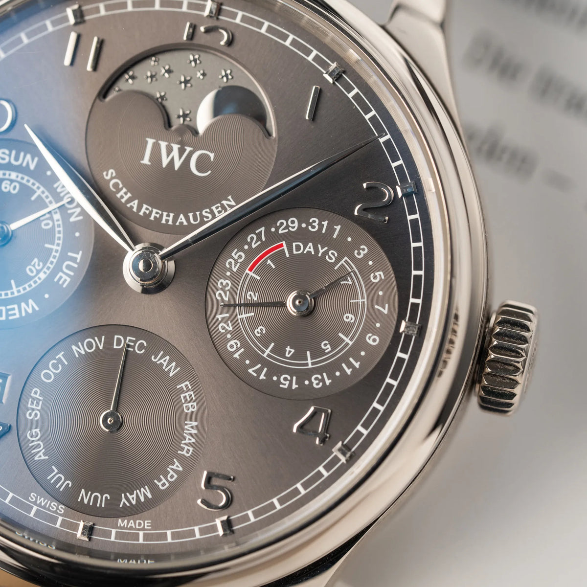 Detailaufnahme der IWC Portugieser Ewiger Kalender IW502307 mit 44m Weißgold-Gehäuse und anthrazit-farbenem Zifferblatt mir Fokus auf der Datumsanzeige mit Power-Reserve-Indikator bei 3 Uhr