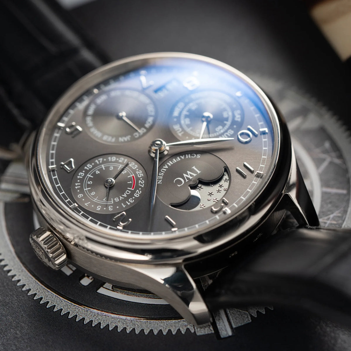 Produktfotografie des IWC Portugieser Ewiger Kalender IW502307 mit 44m Weißgold-Gehäuse und anthrazit-farbenem Zifferblatt