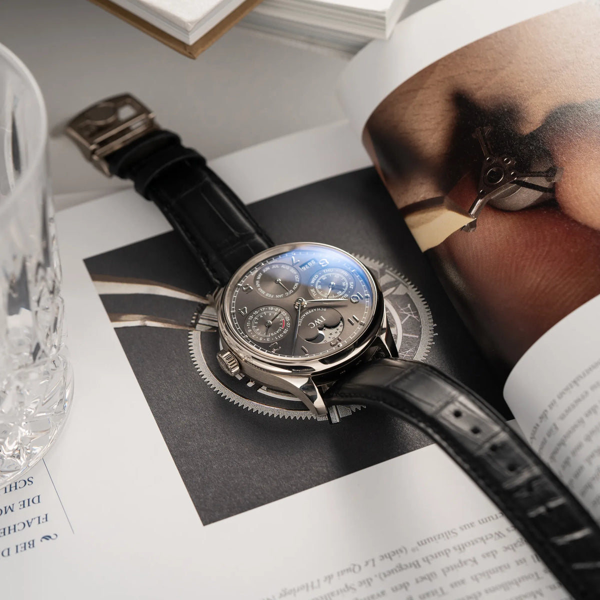 Produktfoto des IWC Portugieser Ewiger Kalender IW502307 mit 44m Weißgold-Gehäuse und anthrazit-farbenem Zifferblatt