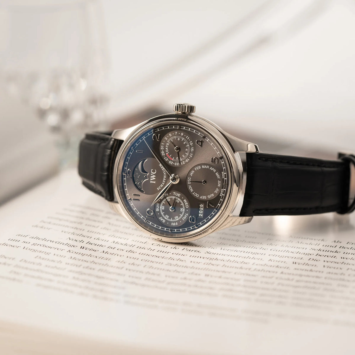 Produktfotografie des IWC Portugieser Ewiger Kalender IW502307 mit 44m Weißgold-Gehäuse und anthrazit-farbenem Zifferblatt
