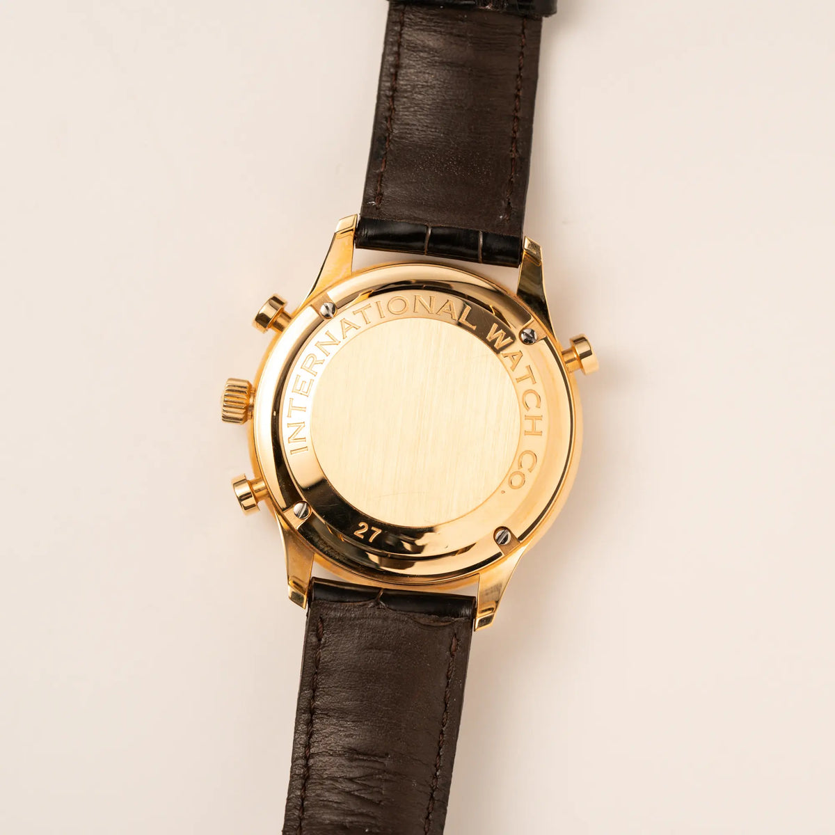 Gehäuseboden des IWC Portugieser Rattrapante Doppel-Chronograph IW3712 aus 18k Roségold mit weißem Zifferblatt am braunen Lederband