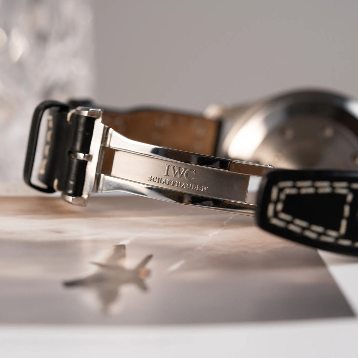 Detailaufnahme des "IWC Schaffhausen" Logos im Inneren der Faltschliesse von der IWC Big Pilot 46 Armbanduhr der Referenz IW500401 mit schwarzem Zifferblatt und der Power-Reserve-Anzeige bei 3 Uhr