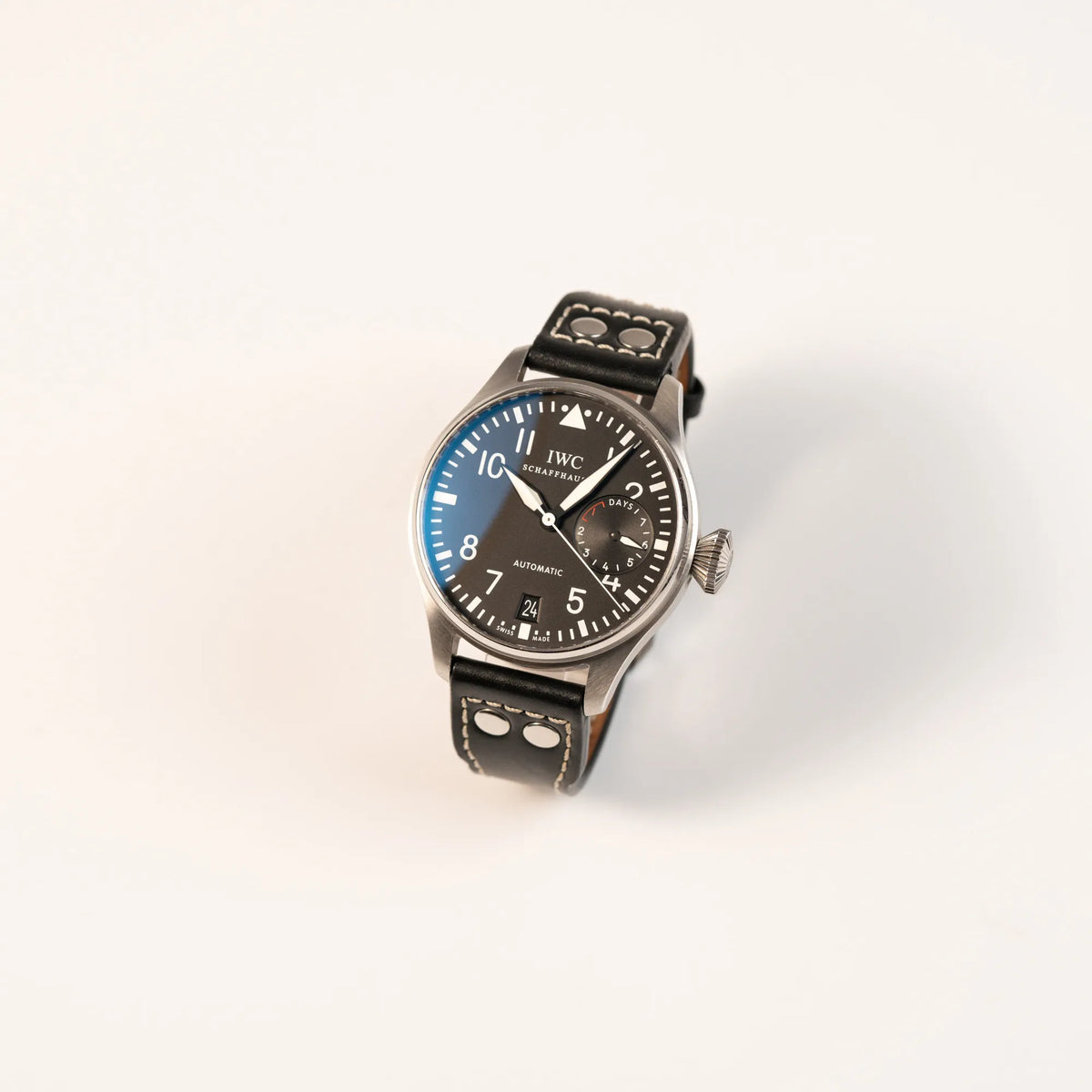 Leicht schräge Ansicht der IWC Big Pilot 46 Armbanduhr der Referenz IW500401 mit schwarzem Zifferblatt und der Power-Reserve-Anzeige bei 3 Uhr