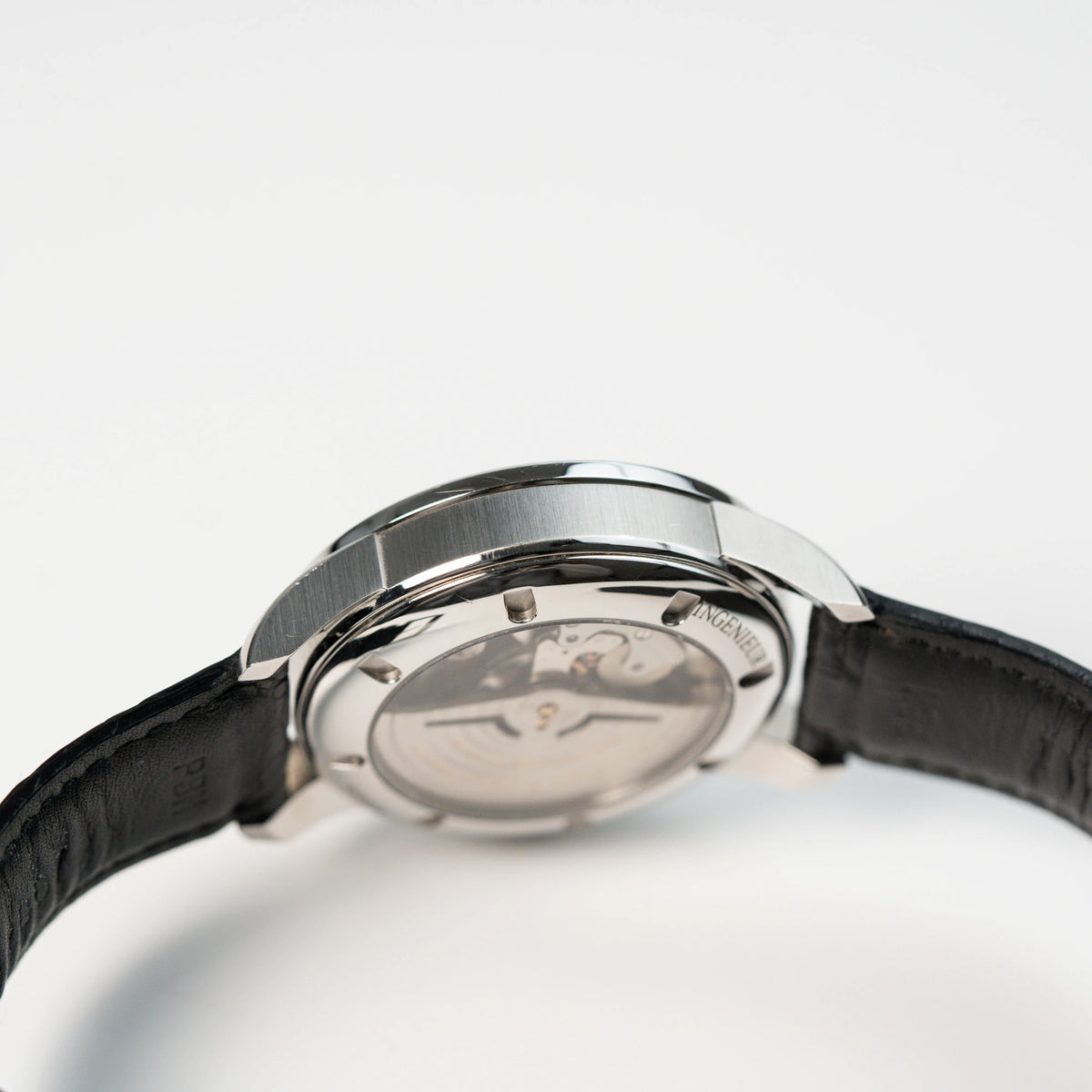 Seitliches Gehäuse und Sichtboden der IWC Schaffhausen Uhr "Ingenieur" mit der Referenz IW323301