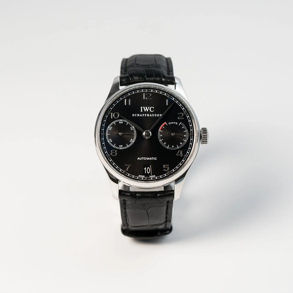 Frontale Ansicht der Portugieser 7 Days Automatic IW500109 Uhr von IWC Schaffhausen am schwarzen Lederband mit schwarzem Zifferblatt
