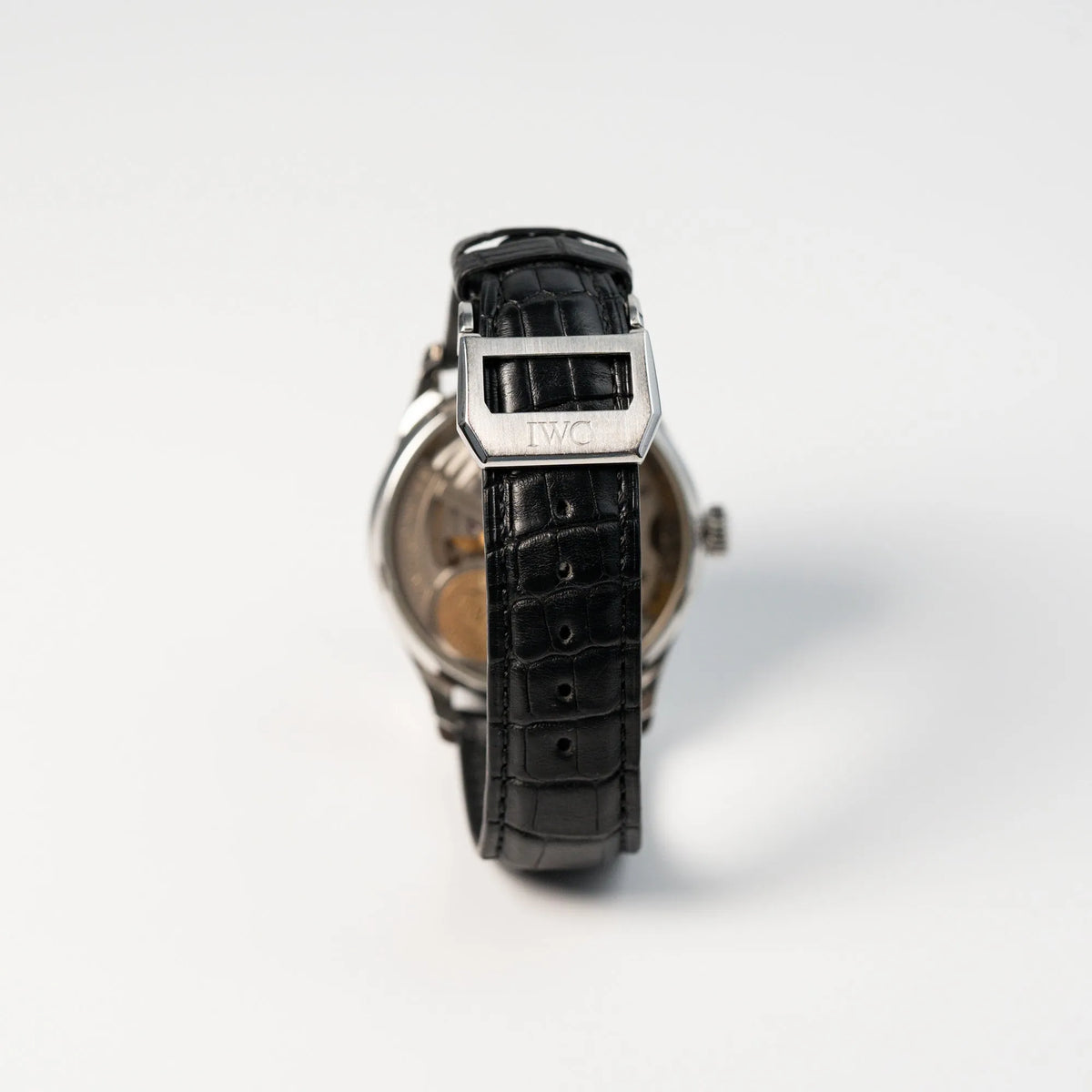 Rückseite der Portugieser 7 Days Automatic IW500109 Uhr von IWC Schaffhausen am schwarzen Lederband mit IWC-Faltschliesse
