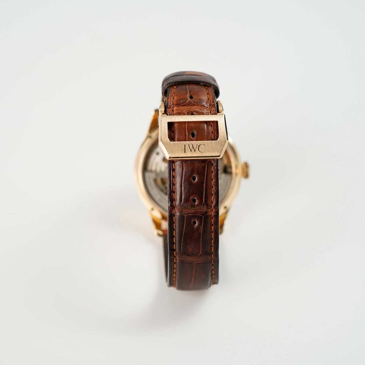 Goldenen Faltschließe an einem braunen Lederarmband des Ewigen Kalenders IW502119 in Rotgold von IWC Schaffhausen