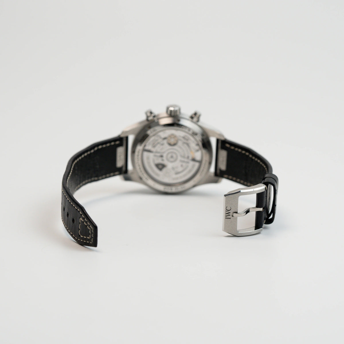 IWC Schaffhausen Pilot Fliegeruhr Chronograph 41 mit der Referenz IW388101 mit geöffneter Dornschließe am schwarzen Lederband und Blick auf den Glasboden