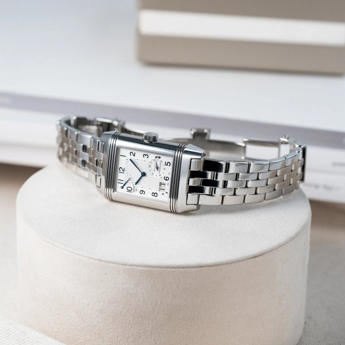 Produktfotografie der seitlich liegenden Jaeger LeCoultre Reverso Grand Date Armbanduhr