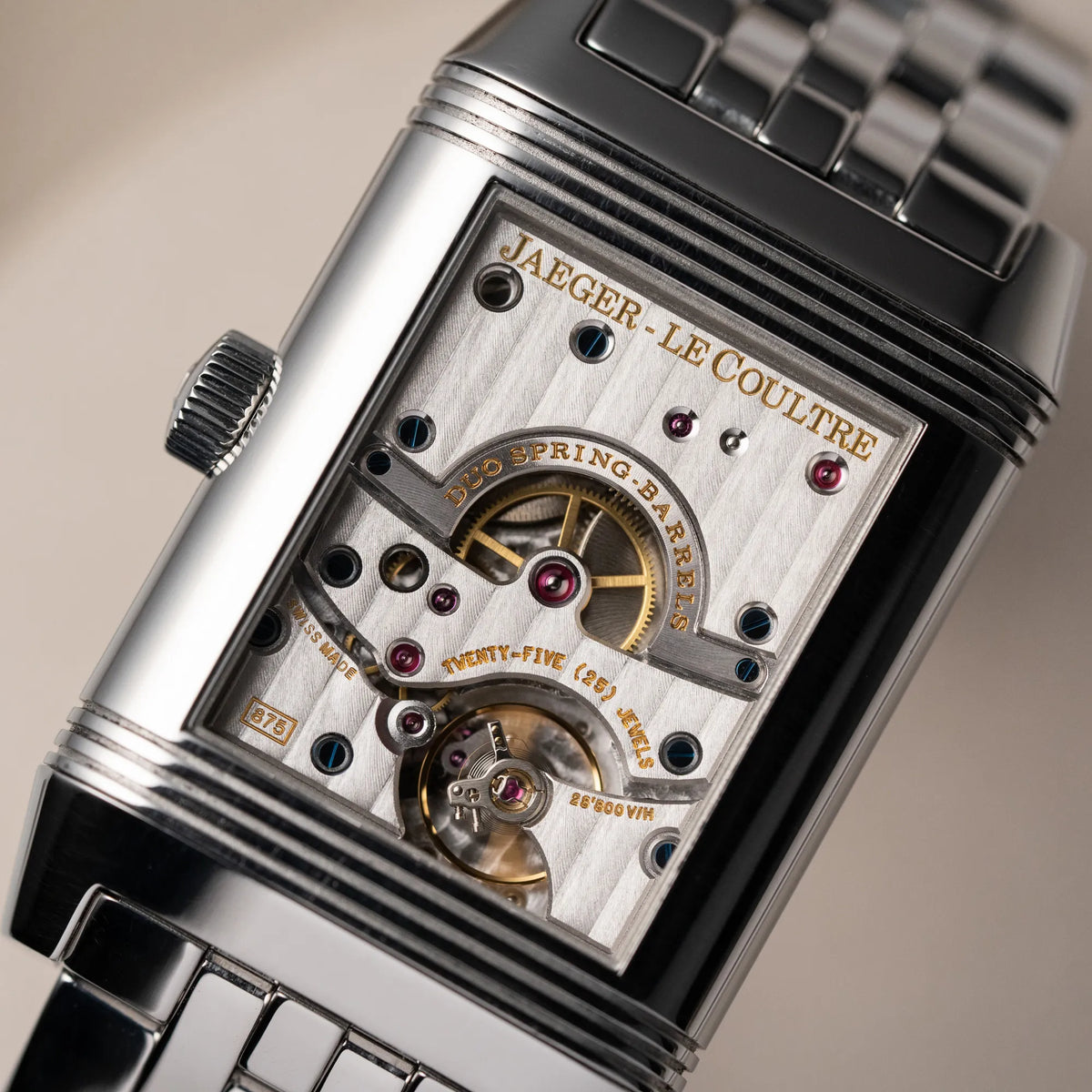 Gehäuseboden der Jaeger LeCoultre Reverso Grand Date Armbanduhr mit Blick auf das Uhrwerk durch den Glasboden