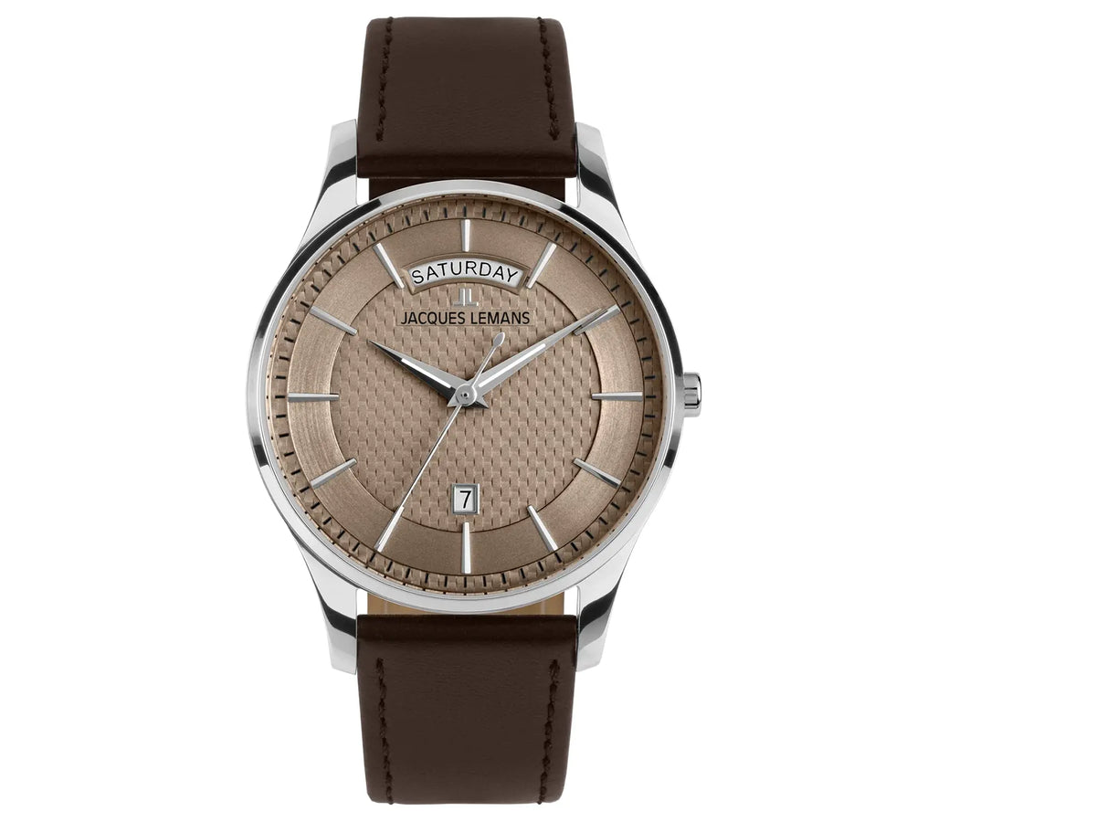 Frontale Ansicht der Jacques Lemans 1-2193K Derby Armbanduhr mit Tages und Datumsanzeige, welche farblich abgestimmt ist durch ein bronzefarbenes Zifferblatt und ein braunes Lederband