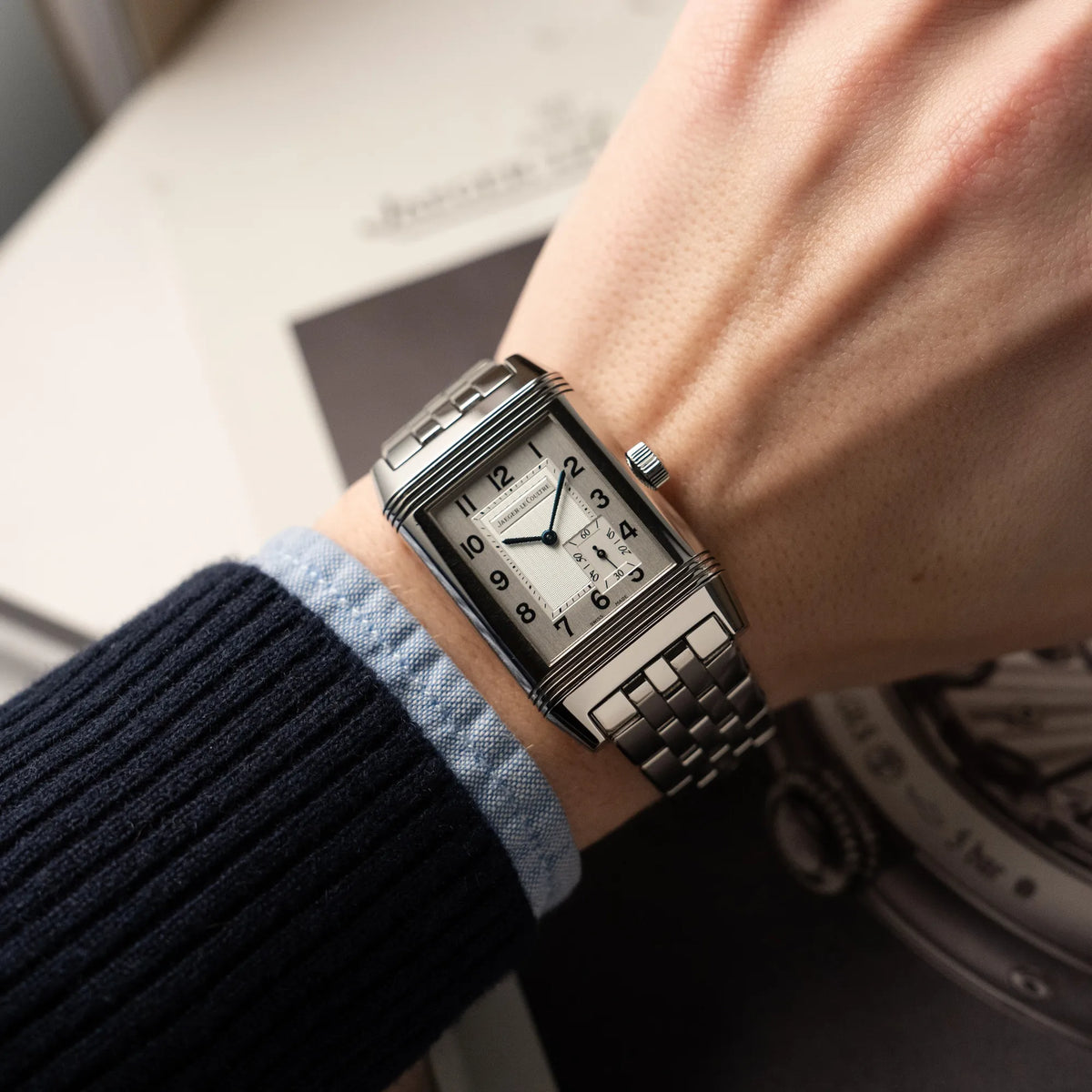 Wristshot mit der Jaeger LeCoultre Grand Reverso 8 am Stahlband mit silbernem Zifferblatt
