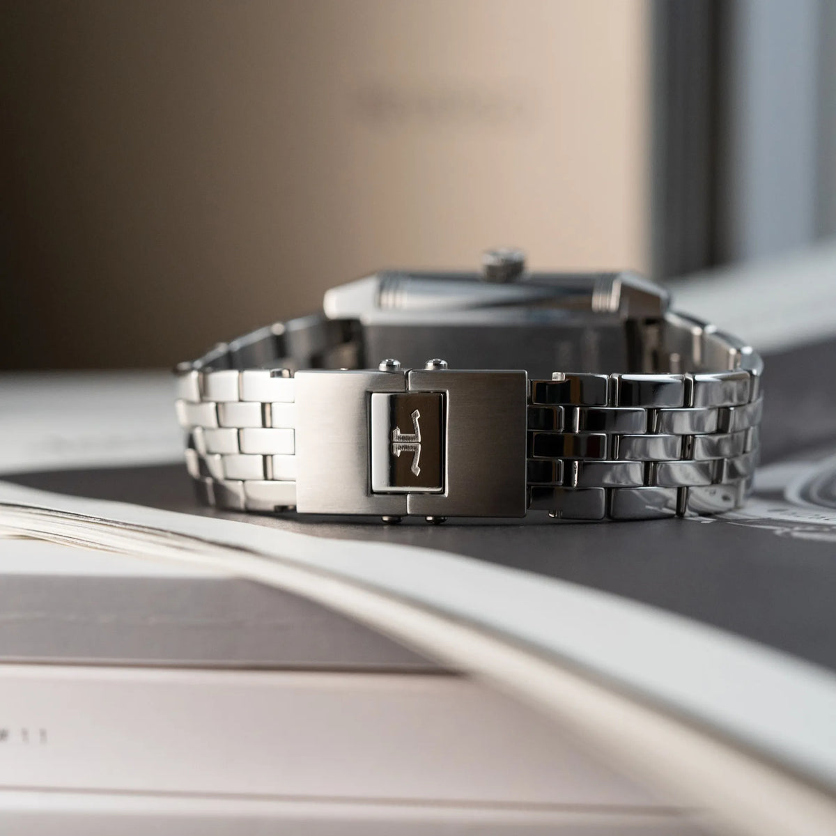 Produktfotografie der Jaeger LeCoultre Grand Reverso 8 am Stahlband mit Blick auf die Faltscliesse