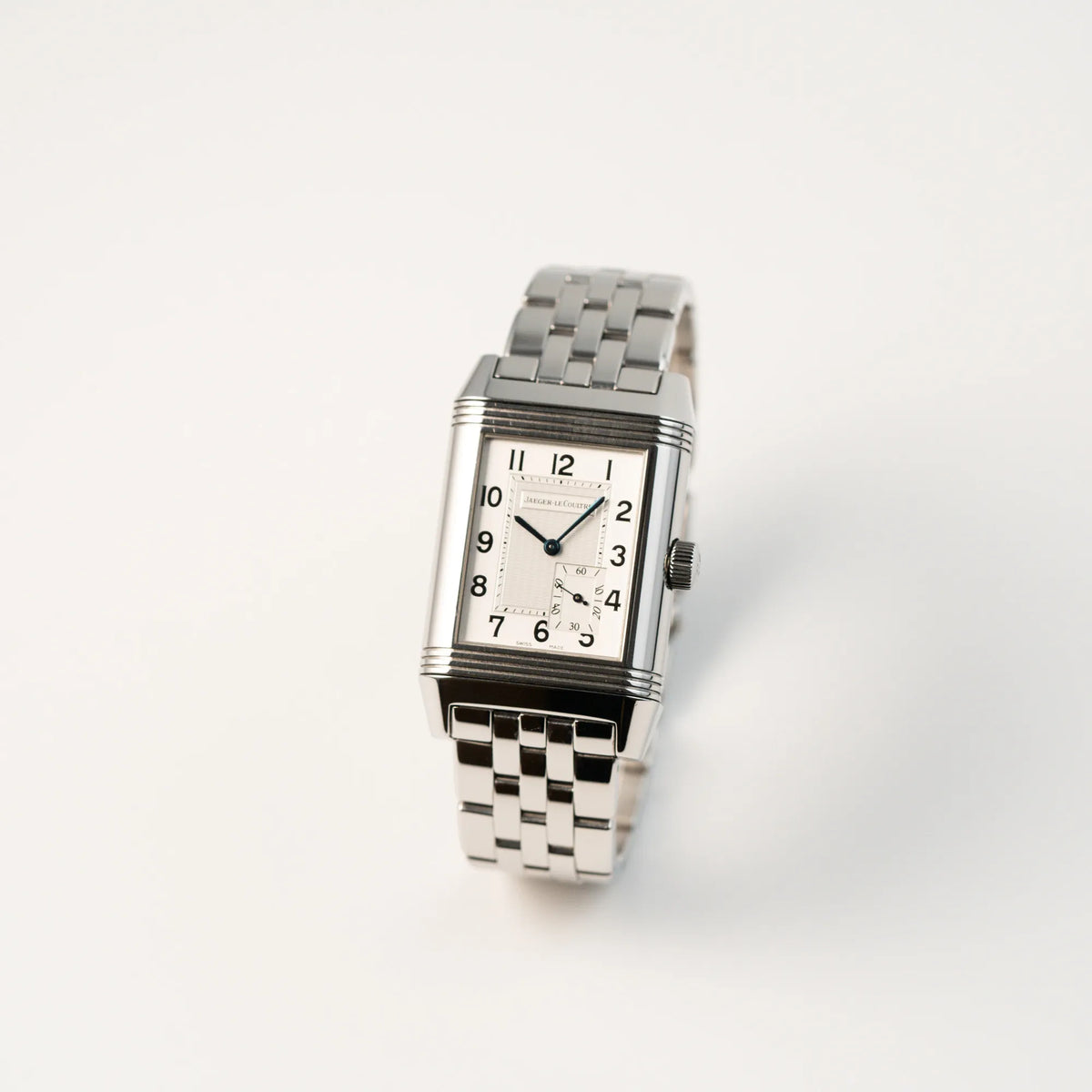 Leicht seitliche Ansicht der Jaeger LeCoultre Grand Reverso 8 am Stahlband mit silbernem Zifferblatt