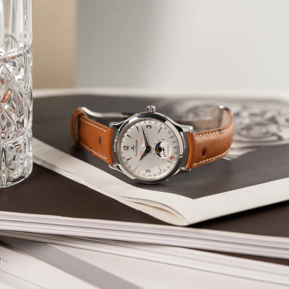 Produktfotografie der Jaeger LeCoultre Master Control Calender Moonphase mit silbernem Zifferblatt an einem braunen JLC_Lederband