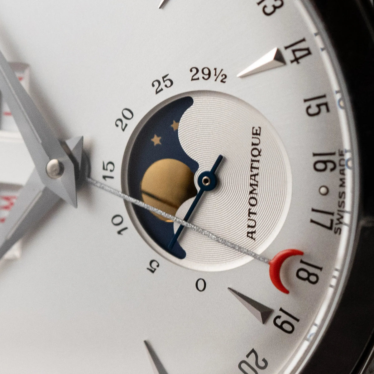 Makroaufnahme der Mondphase der Jaeger LeCoultre Master Control Calender Moonphase mit silbernem Zifferblatt an einem braunen JLC-Lederband