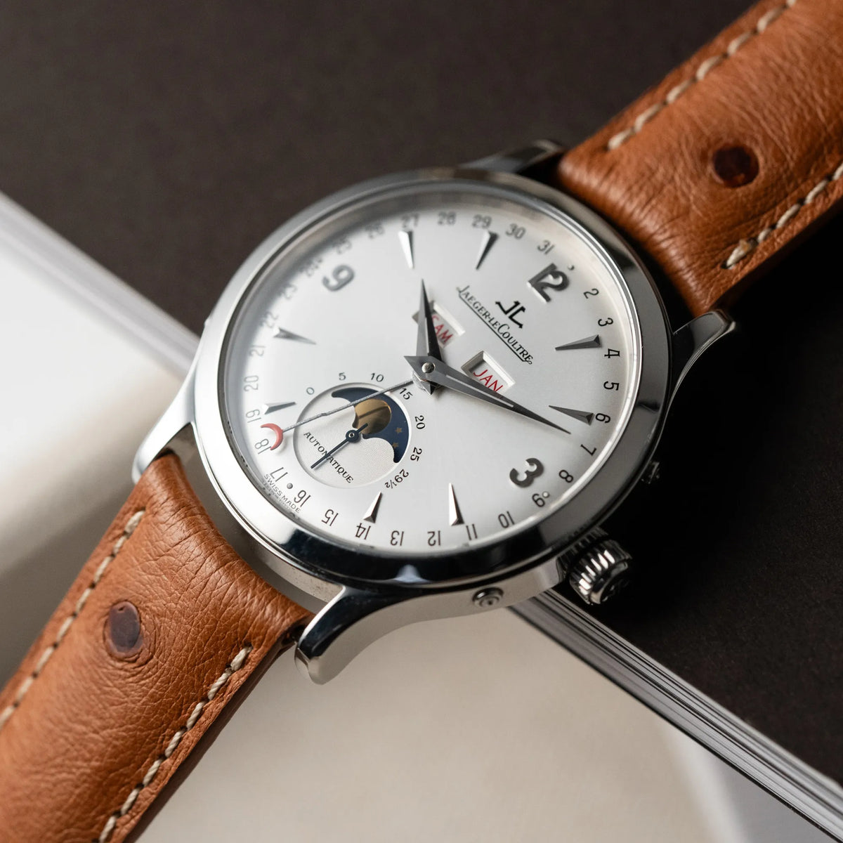 Produktfotografie der Jaeger LeCoultre Master Control Calender Moonphase mit silbernem Zifferblatt an einem braunen JLC_Lederband