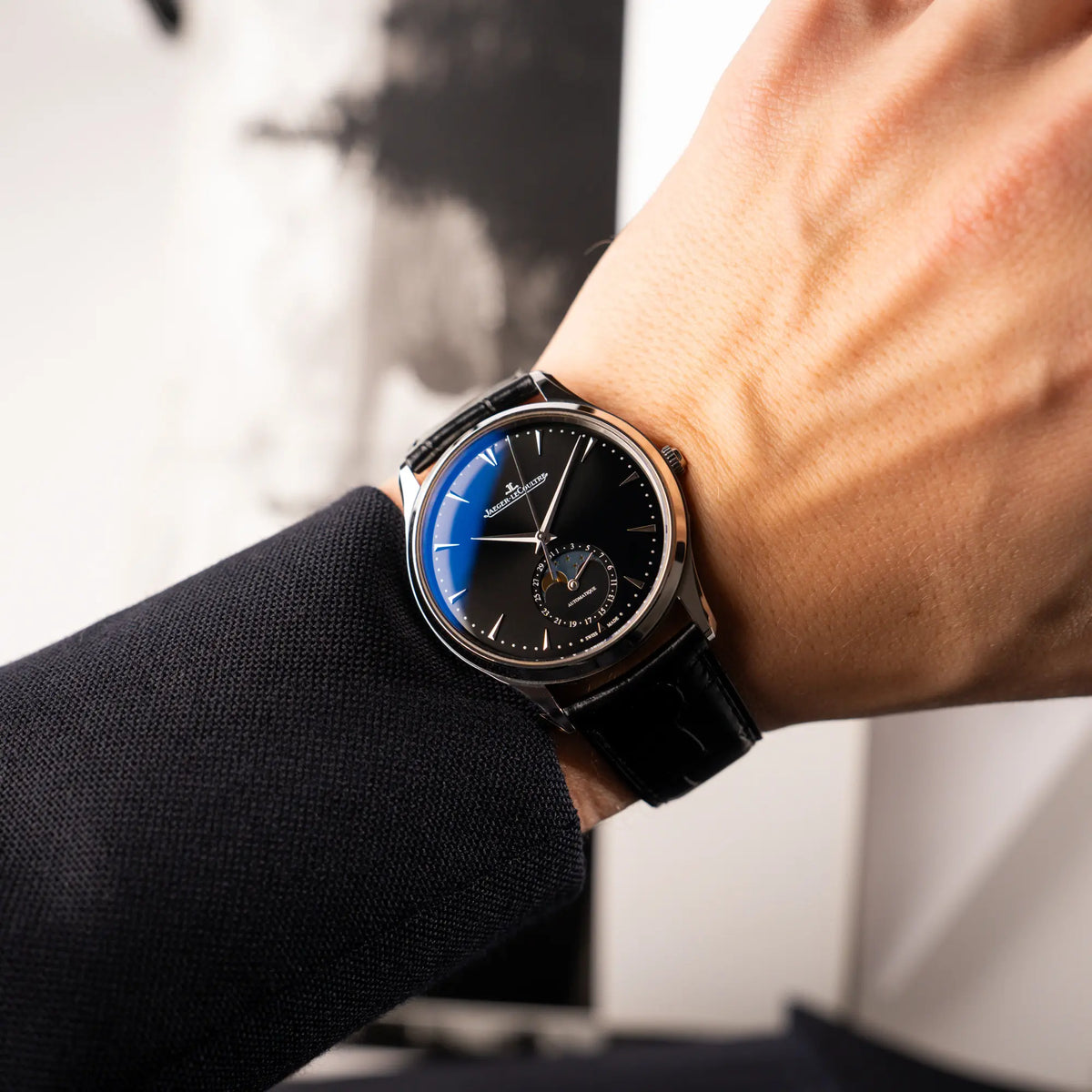 Wristshot mit der Jaeger-LeCoultre Master Control Q1368470 mit Datum und Mondphase in der schwarzen Zifferblattvariante