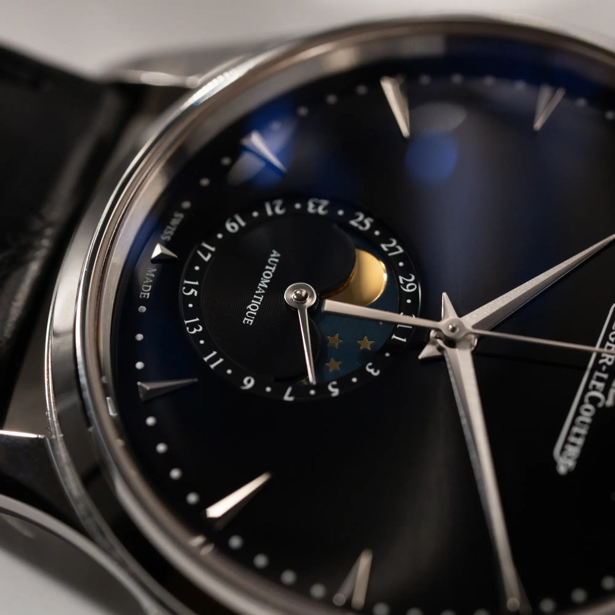 Detailaufnahme der Mondphase und Datumsanzeige der Jaeger-LeCoultre Master Control Q1368470 mit Datum und Mondphase in der schwarzen Zifferblattvarianteund Datumsanzeige