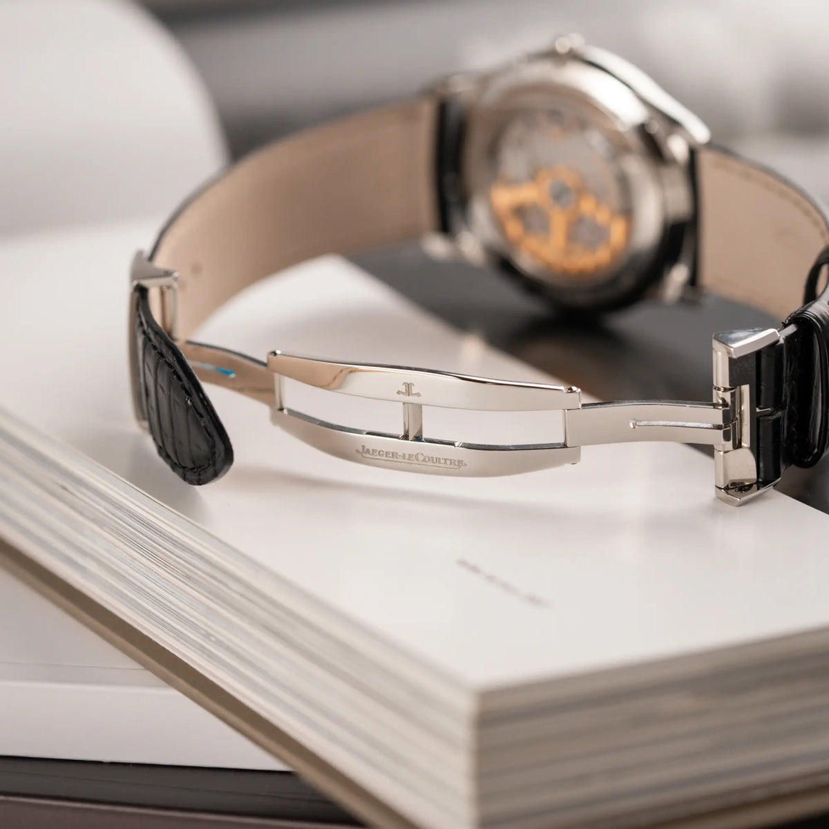 Detailaufnahme der geöffneten Faltschliesse der Jaeger-LeCoultre Master Control Q1368470 mit Datum und Mondphase in der schwarzen Zifferblattvariante