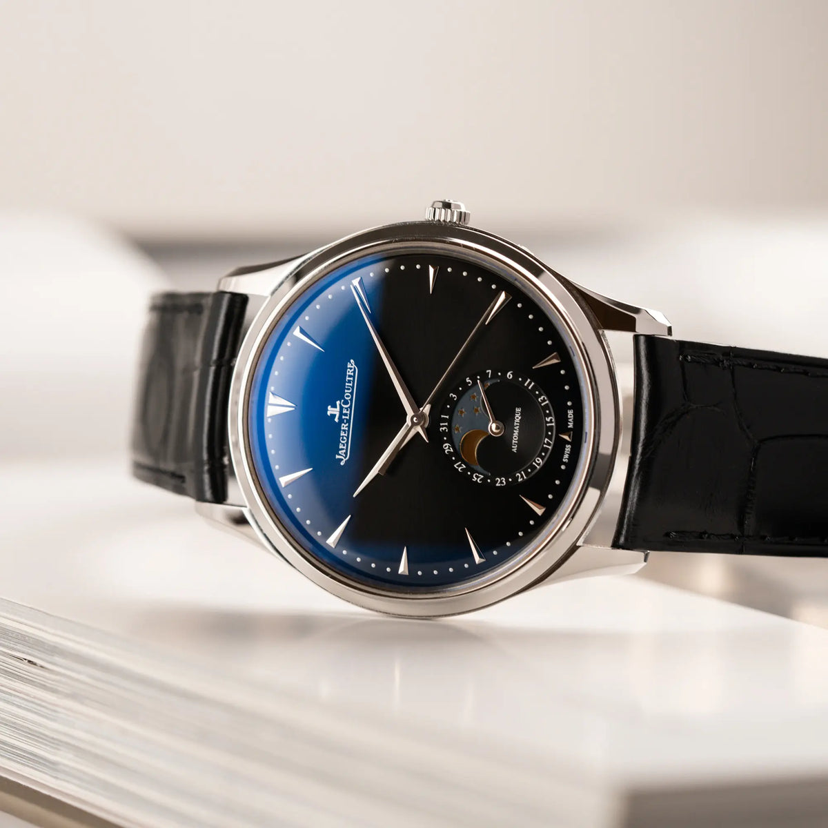 Detailaufnahme des Uhrenkopfes von der Jaeger-LeCoultre Master Control Q1368470 mit Datum und Mondphase in der schwarzen Zifferblattvariante