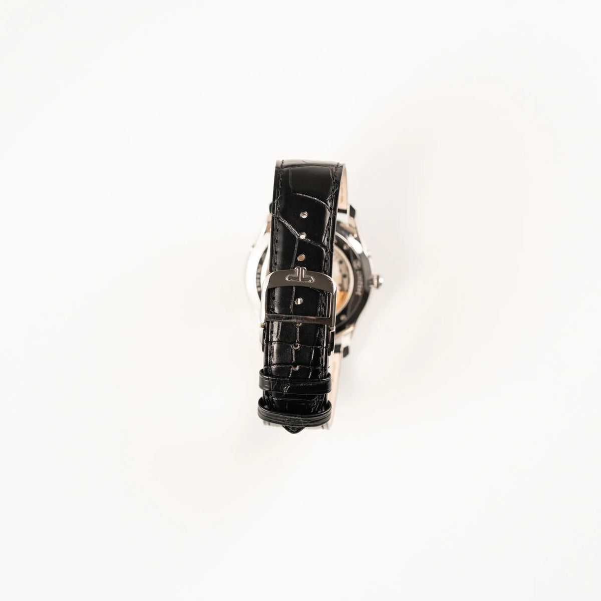 Blick auf das originale, schwarze Lederband mit originaler JLC-Schliesse von der Jaeger-LeCoultre Master Control Q1368470 mit Datum und Mondphase in der schwarzen Zifferblattvariante