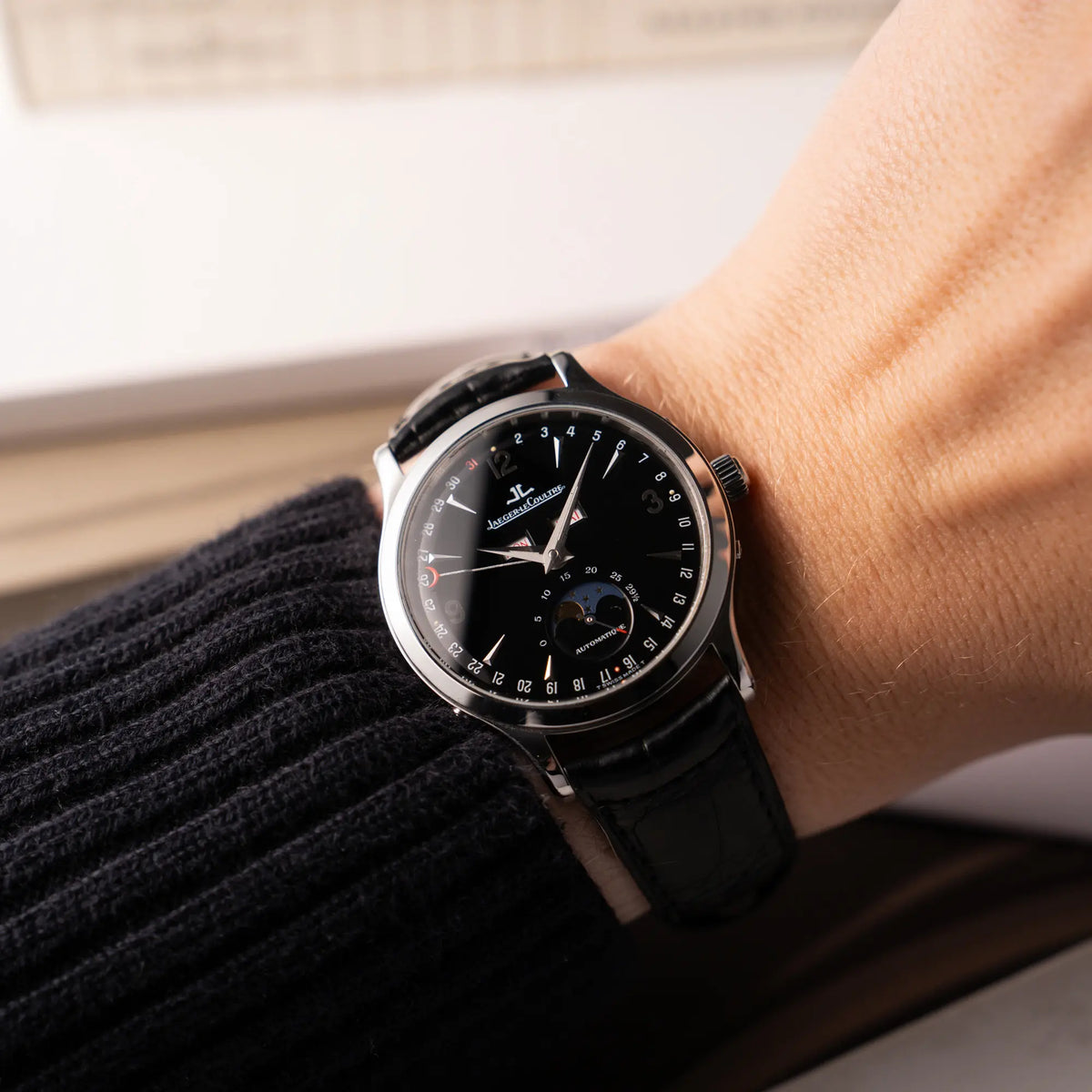 Wristshot mit der Jaeger-LeCoultre Master Control Moonphase Calendar mit schwarzem Zifferblatt am schwarzen Lederband