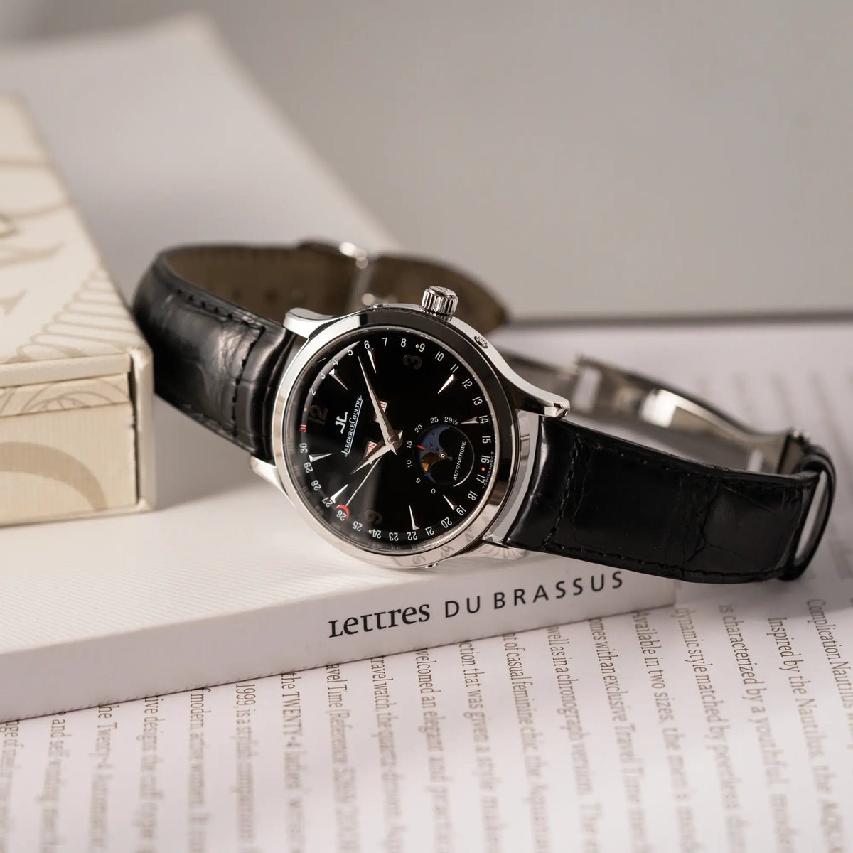 Produktfotografie der Jaeger-LeCoultre Master Control Moonphase Calendar mit schwarzem Zifferblatt am schwarzen Lederband