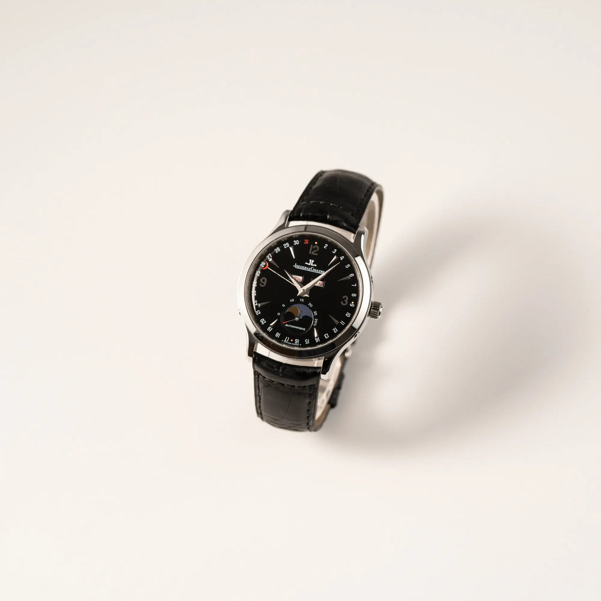 Leicht schräge Ansicht der Jaeger-LeCoultre Master Control Moonphase Calendar mit schwarzem Zifferblatt am schwarzen Lederband