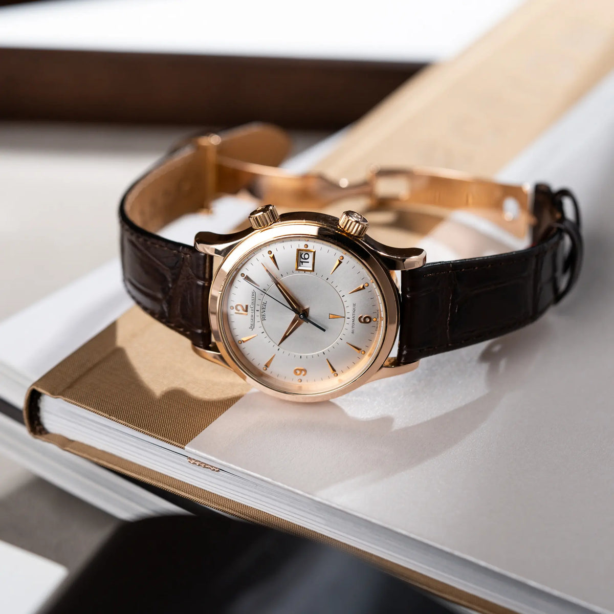 Produktfotografie der Jaeger-LeCoultre Master Memovox 141.2.97 Armbanduhr in Rosegold mit braunem Lederband