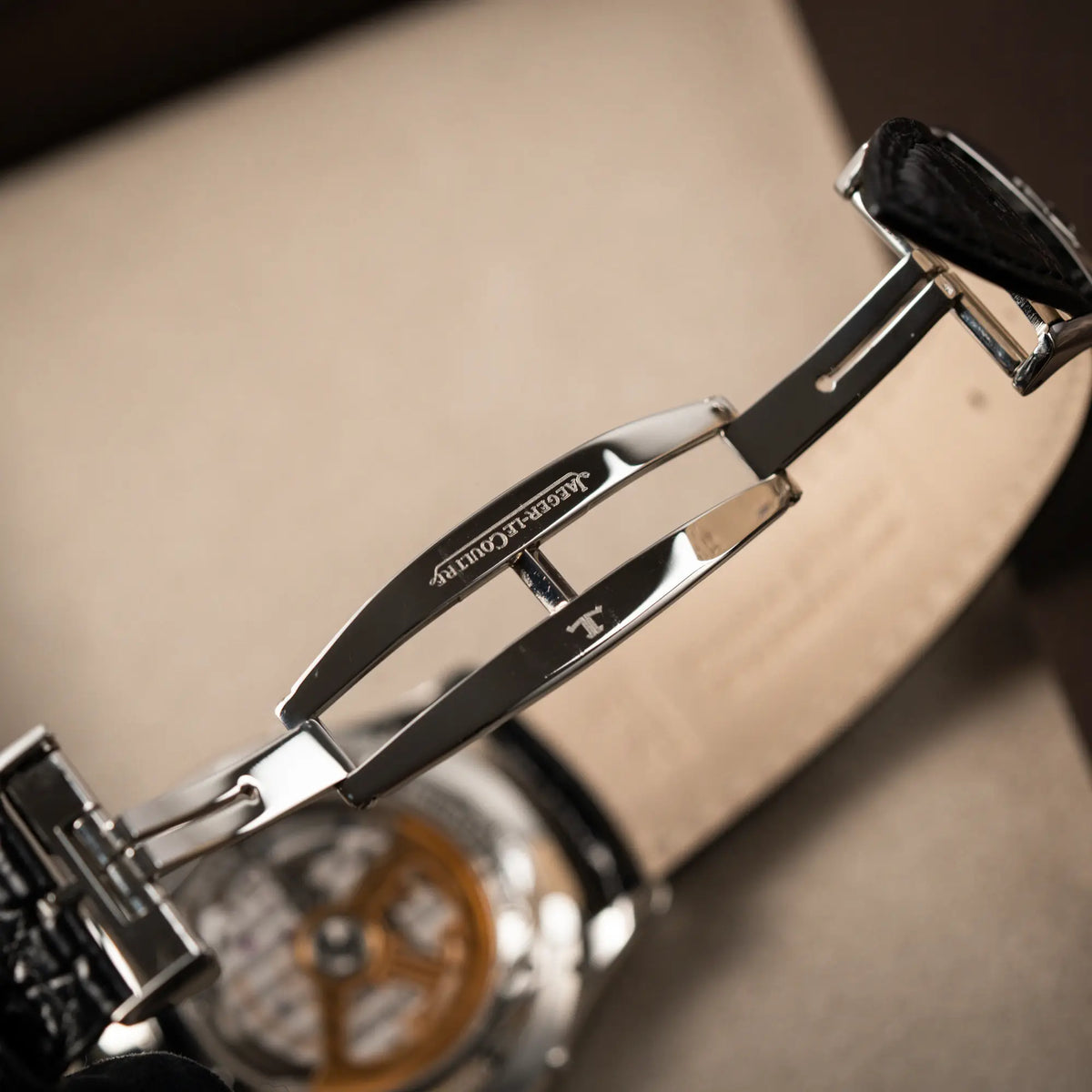 Detailaufnahme der geöffneten Faltschliesse von der Jaeger-LeCoultre Master Ultra Thin mit Mondphase der Referenz 176.8.64.S mit weiß-silbernem Zifferblatt