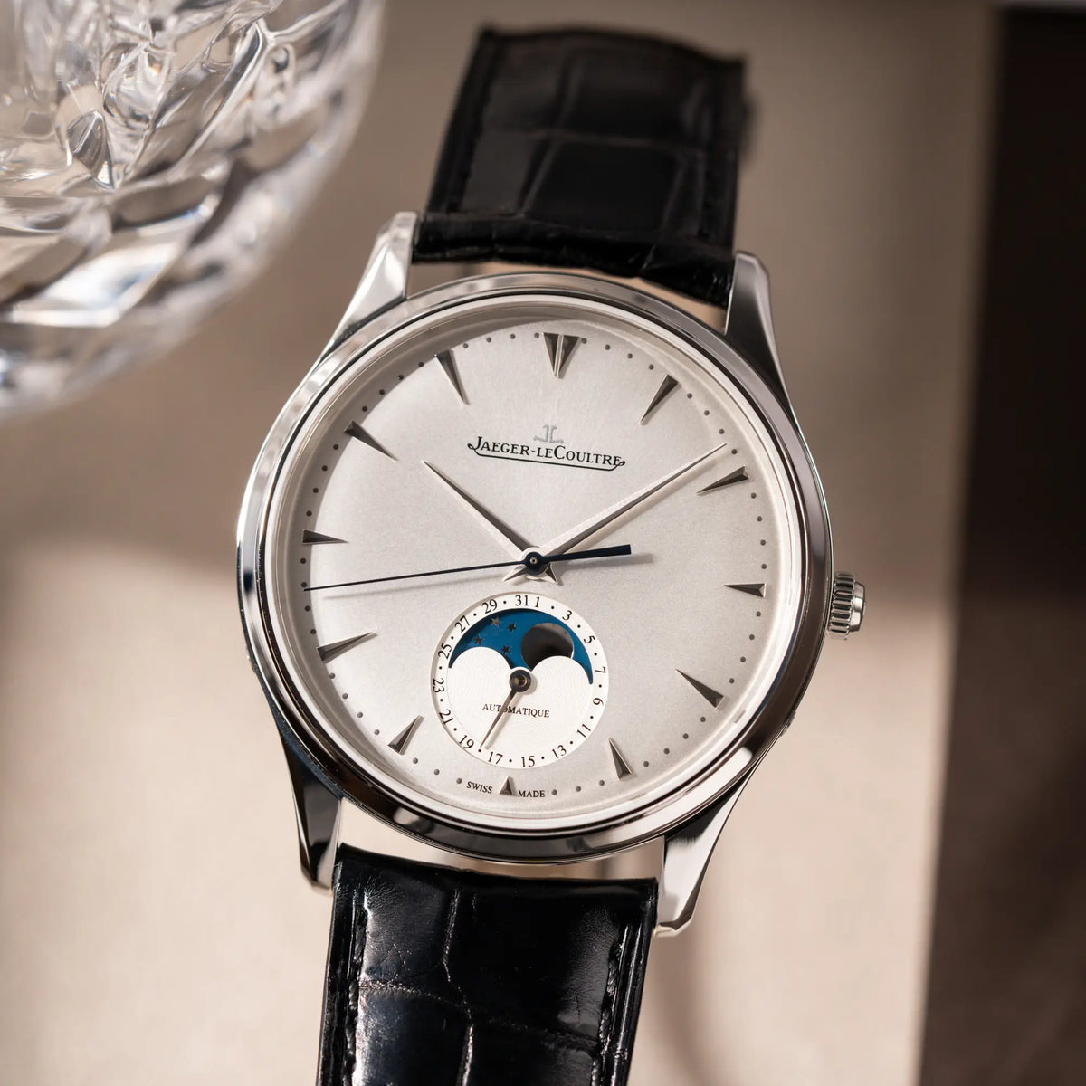 Titelbild der Jaeger-LeCoultre Master Ultra Thin mit Mondphase der Referenz 176.8.64.S mit weiß-silbernem Zifferblatt
