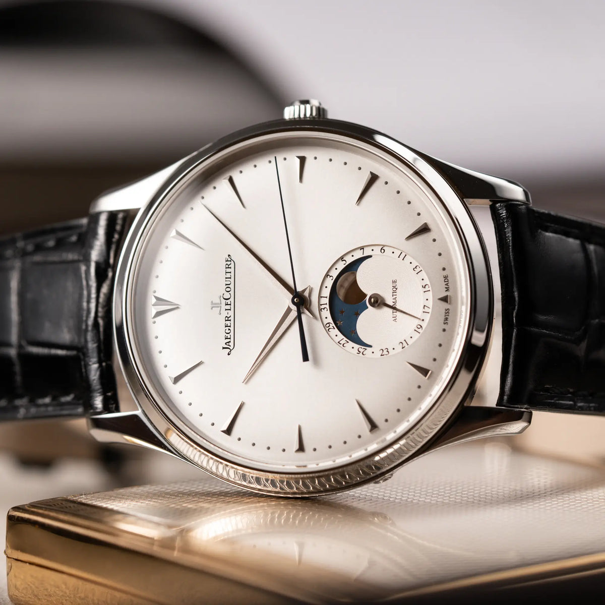 Detailaufnahme der Jaeger-LeCoultre Master Ultra Thin mit Mondphase der Referenz 176.8.64.S mit weiß-silbernem Zifferblatt
