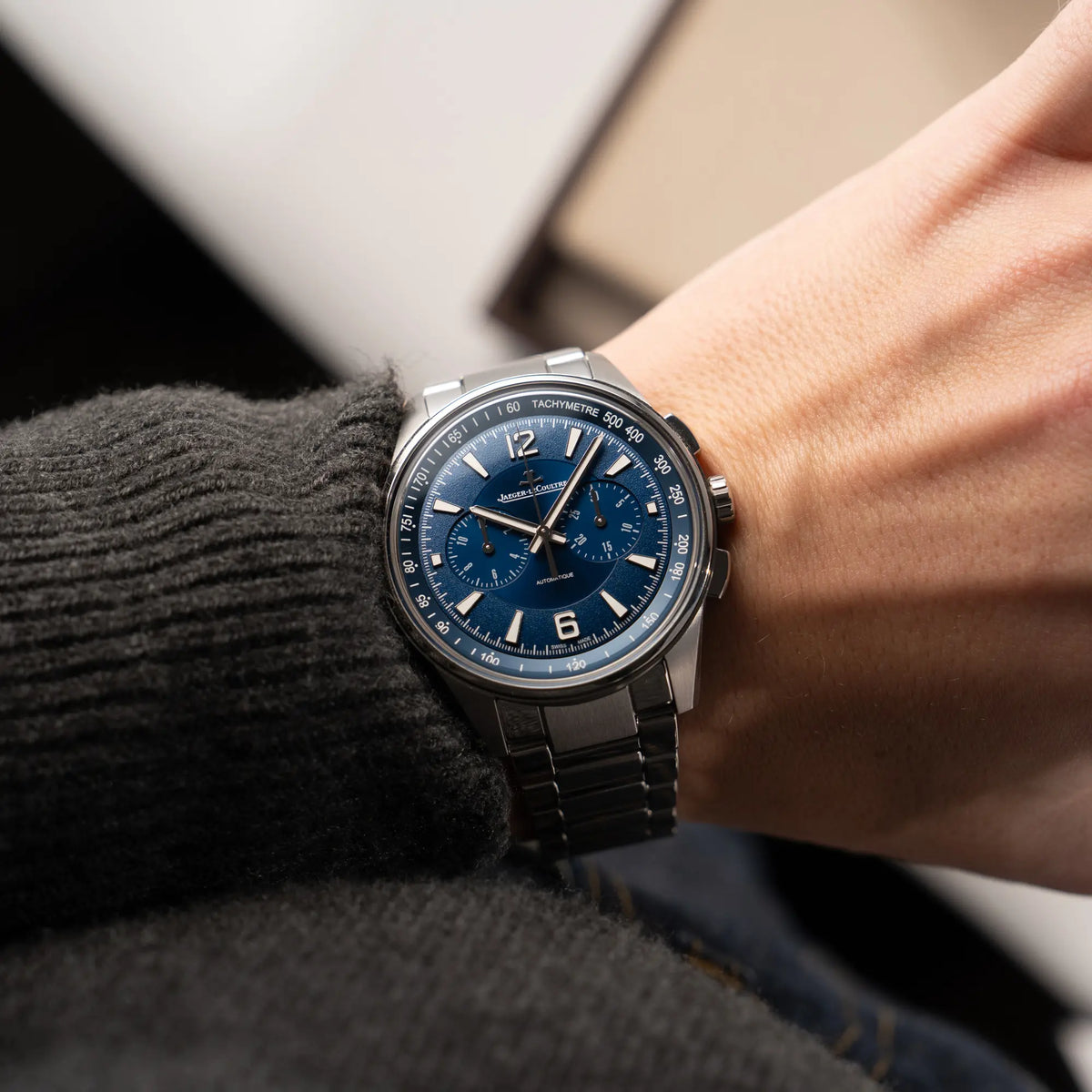 Wristshot mit der Jaeger-LeCoultre Polaris Chronograph aus 2022 mit blauem Zifferblatt in einem 42mm Gehäuse am Stahlband