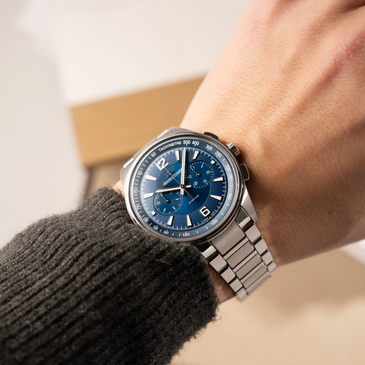 Wristshot mit dem Jaeger-LeCoultre Polaris Chronograph aus 2022 mit blauem Zifferblatt in einem 42mm Gehäuse am Stahlband an einem Männerhandgelenk