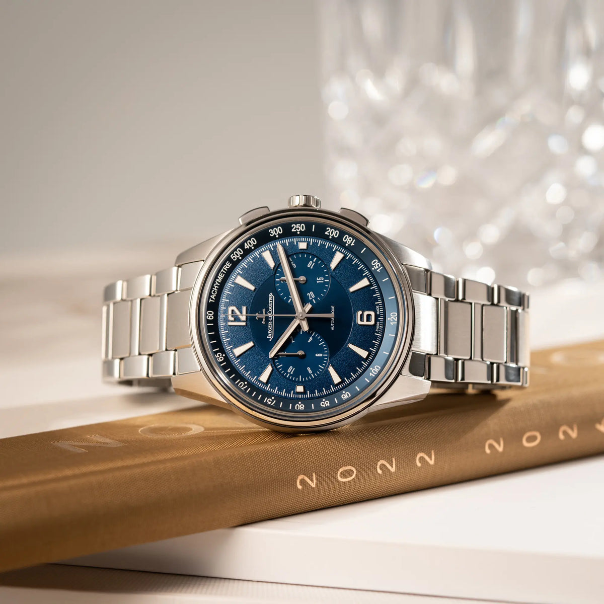 Produktfotografie als Titelbild für den Jaeger-LeCoultre Polaris Chronograph aus 2022 mit blauem Zifferblatt in einem 42mm Gehäuse am Stahlband